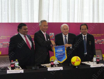 v.l.n.r: Fernando, Suwat, Blatter, Worawi Futsal-WM Pressekonferenz