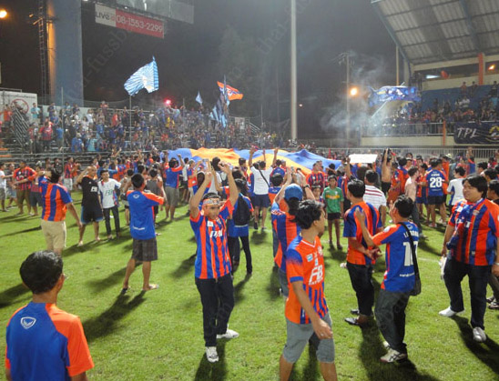Singhtarua Fans Feiern den Aufstieg Singhtarua FC
