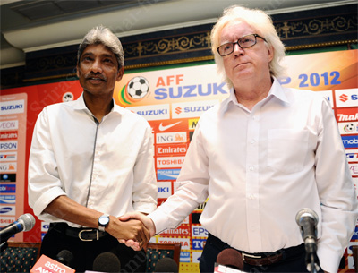 Winfried Schafer and Rajogabal shaking hands Winfried Schafer und Rajogabal