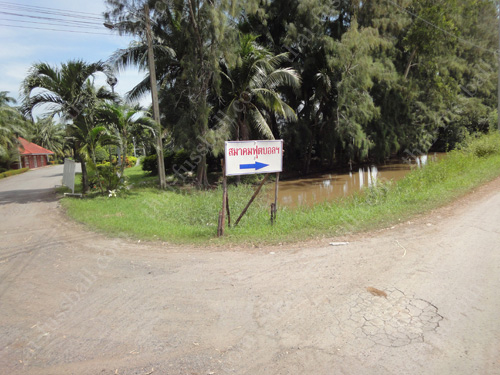 A small shield pointing the way to the training centre small shield training centre
